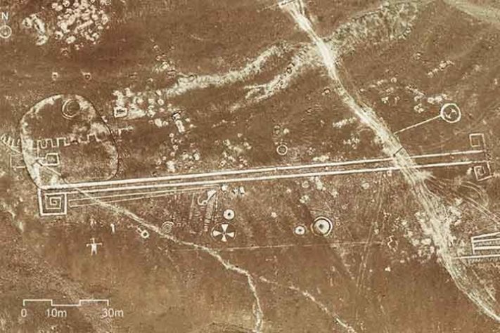 Site: Geoglifos Alto Ariquilda Norte, quebrada de Aroma, Comuna de Huara, Região de Tarapacá..Período Intermediário Tardio e Tardio (ca. 1000 a 1532 DC - Geoglifos milenares - Instagram @fundacion_desierto_atacama