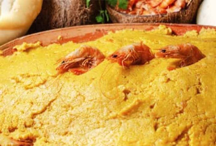 Baiana vende acarajé