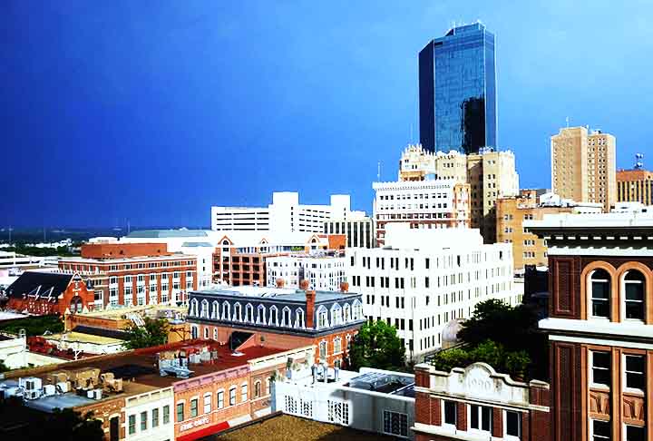 FORT WORTH (Texas) - PopulaÃ§Ã£o: 935 mil -  Fort Worth Ã© famosa pelo seu estilo western e seu histÃ³rico de rodeios, que incluem provas com touros, cavalos selvagens, e laÃ§o de bezerros.
