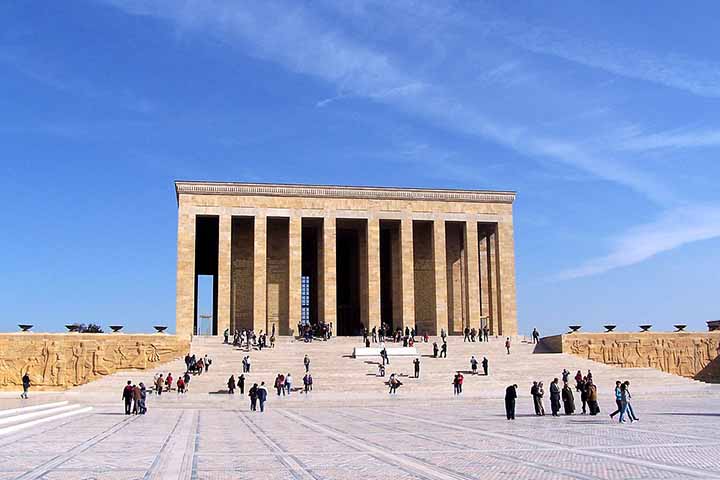 Entre os pontos históricos mais importantes está o Mausoléu de Mustafa Kemal Atatürk, fundador e primeiro presidente da Turquia, conhecido como An?tkabir.