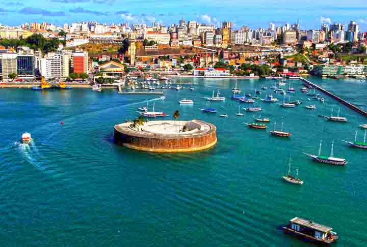 Baía de Todos os Santos, Brasil: A maior baía do Brasil, cercada pela cidade de Salvador, é famosa por sua história, importância cultural e uma rica biodiversidade.