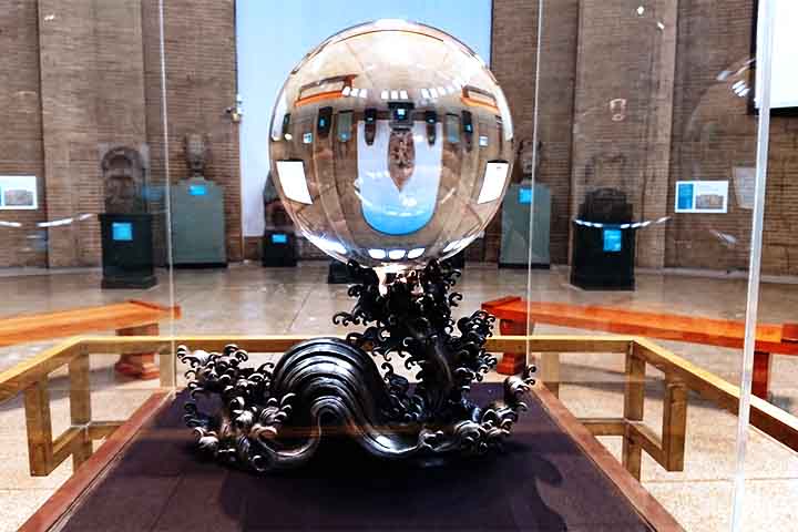 As bolas de cristal usadas para fins esotéricos e decorativos podem ser feitas de vários tipos de materiais, com características únicas e associações espirituais. - Museu de Arqueologia e Antropologia da Universidade da Pensilvânia