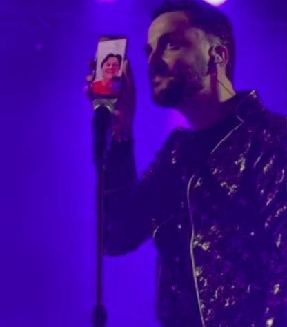 Músico interrompe show para atender ligação da mãe e viraliza - Simão Wolf