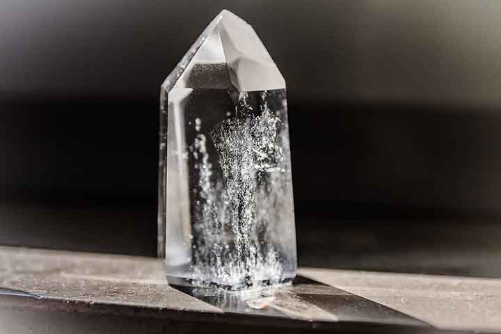 Cristal de Quartzo Transparente: Tipo mais comum de material usado para bola de cristal. É conhecido por suas propriedades de cura, clareza mental e amplificação de energia. É considerado o "mestre dos cristais".
Uso esotérico: Meditação, clarividência e práticas de cristalomancia. - Imagem de Robert Strasser por Pixabay