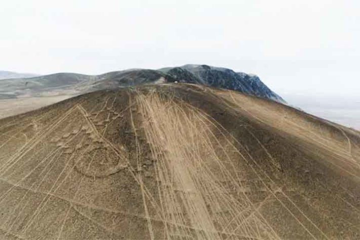Os geoglifos de Alto Barranco e sua destruição por motoqueiros e jeepers. - Geoglifos milenares - Instagram @fundacion_desierto_atacama