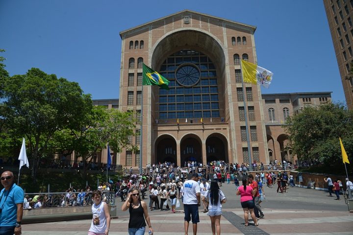 Festa também no Santuário de Nossa Senhora Aparecida, em Aparecida do Norte, São Paulo, uma das maiores basílicas do mundo. Afinal, 12 de outubro é Dia da Padroeira do Brasil. 