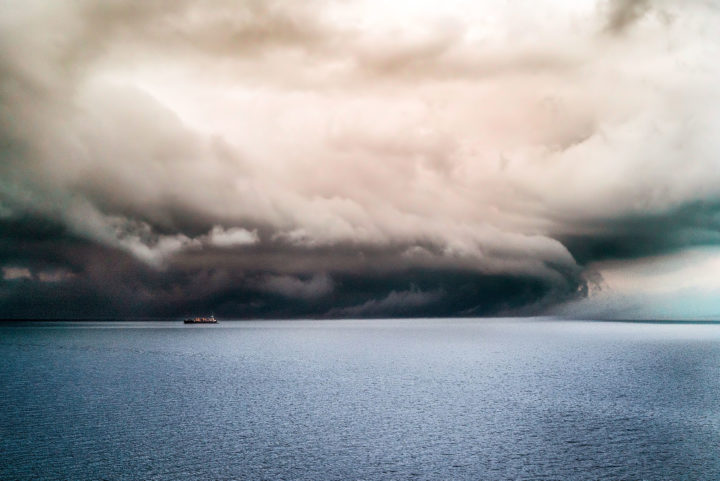 Esses ciclones se formam quando o ar quente e úmido do oceano sobe, criando uma área de baixa pressão que atrai o ar circundante, resultando na formação de nuvens de chuva. 