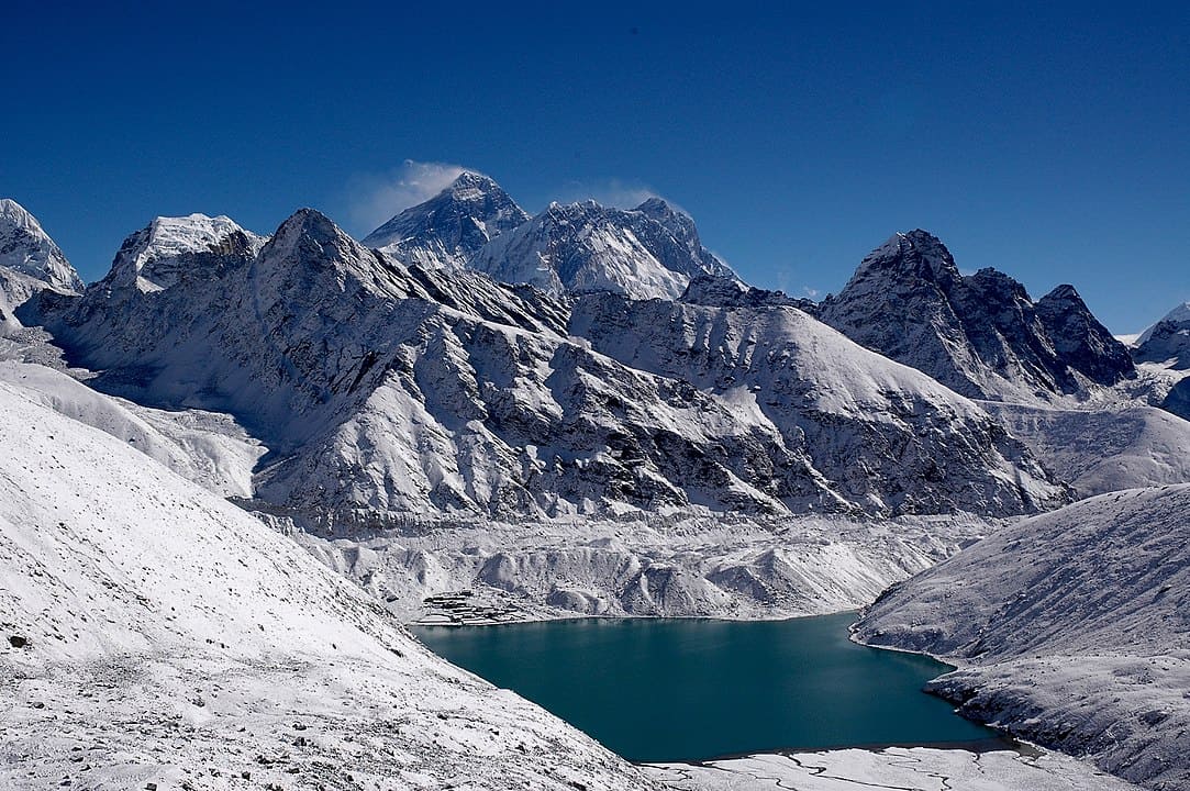 Já no Nepal, as chuvas causaram deslizamentos e inundações que deixaram ao menos 82 mortos, destruíram pontes e bloquearam estradas em regiões montanhosas como Ilam.