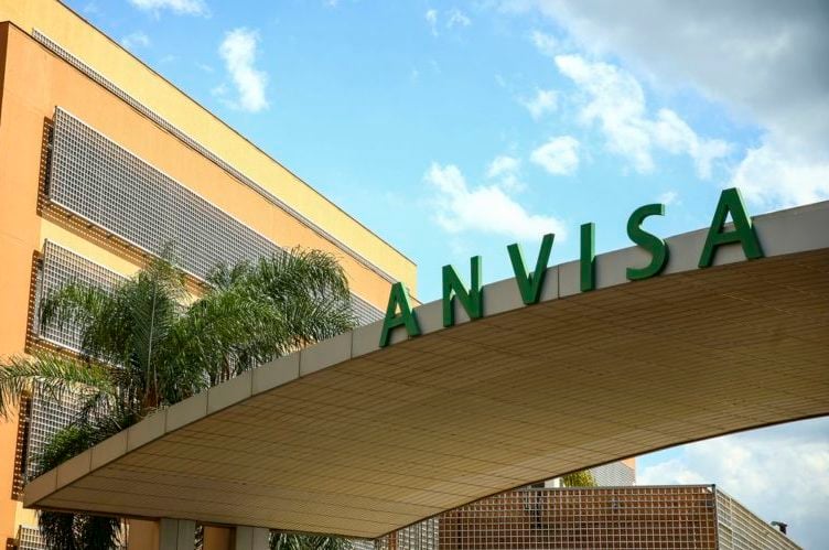 Nas últimas décadas, o combate ao vício em cigarro tem sido tratado como política de saúde pública no Brasil. No ano passado, a Agência Nacional de Vigilância Sanitária (Anvisa) aprovou um novo conjunto de imagens e textos para embalagens de cigarros. A meta é mostrar problemas graves decorrentes do fumo e,assim, desestimular a prática. As normas serão obrigatórias a partir de 2/11/2025. 


-Divulgação