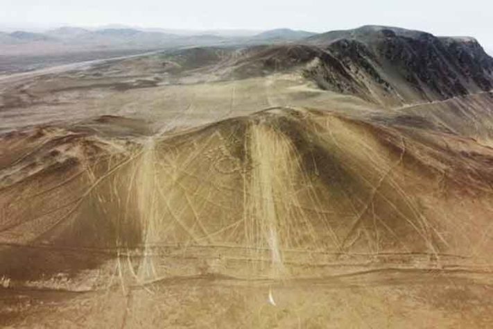 Os geoglifos de Alto Barranco e sua destruição por motoqueiros e jeepers. - Geoglifos milenares - Instagram @fundacion_desierto_atacama