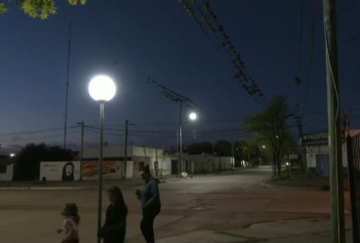 Para quem está na cidade, é comum avistar centenas de papagaios pousados sobre cabos elétricos, postes e sobrevoando os céus ao entardecer.