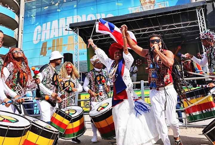 Ela foi pioneira na venda de comida baiana em feiras de Curitiba, especialmente na Praça General Osório. Camila, então, passou por um episódio de racismo quando cursava jornalismo. 