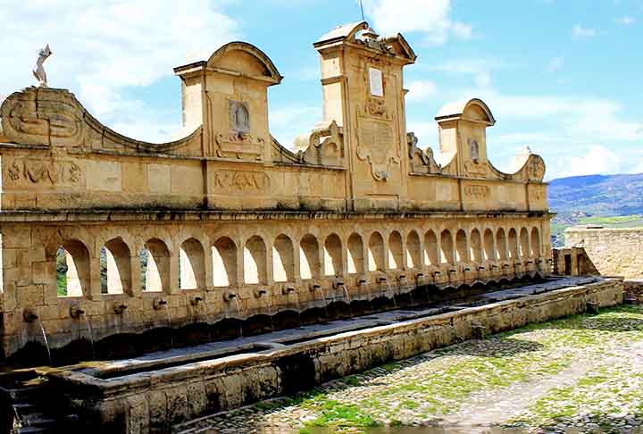 FONTE DE SAN MARTINO - Nápoles - Situada na Piazza San Martino, esta fonte barroca do século XVII é conhecida por suas esculturas e pela vista panorâmica da cidade que oferece. É um marco importante na história napolitana.- Antonino Di Stefano /Wikimédia Commons
