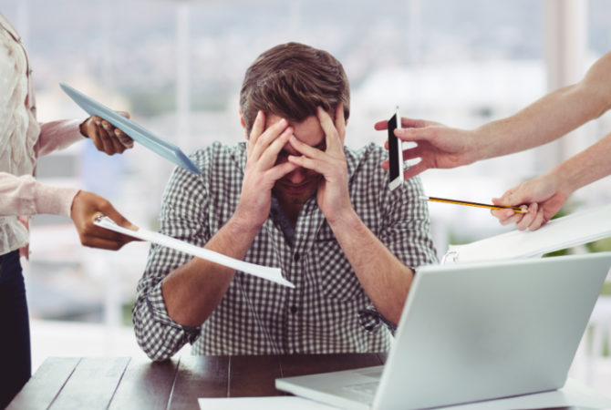 Adultos morando com os pais cresce no Brasil; os motivos