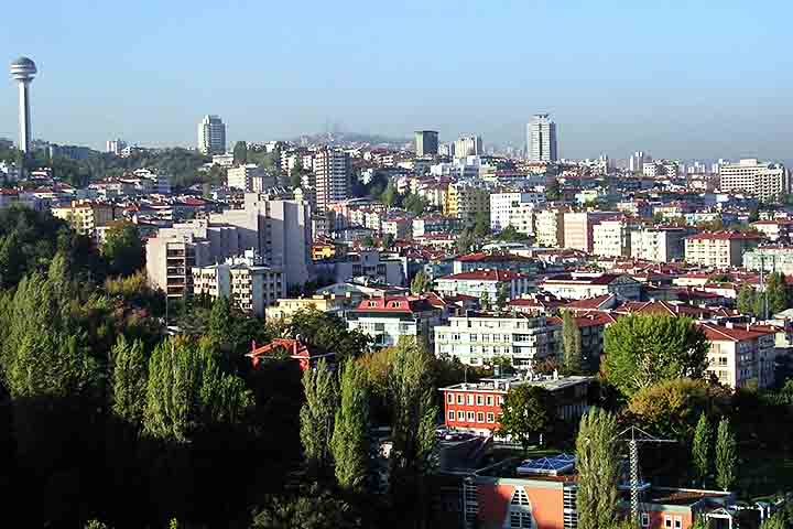 Além disso, Ancara é frequentemente chamada de "cidade verde" devido à sua grande quantidade de áreas verdes e parques.