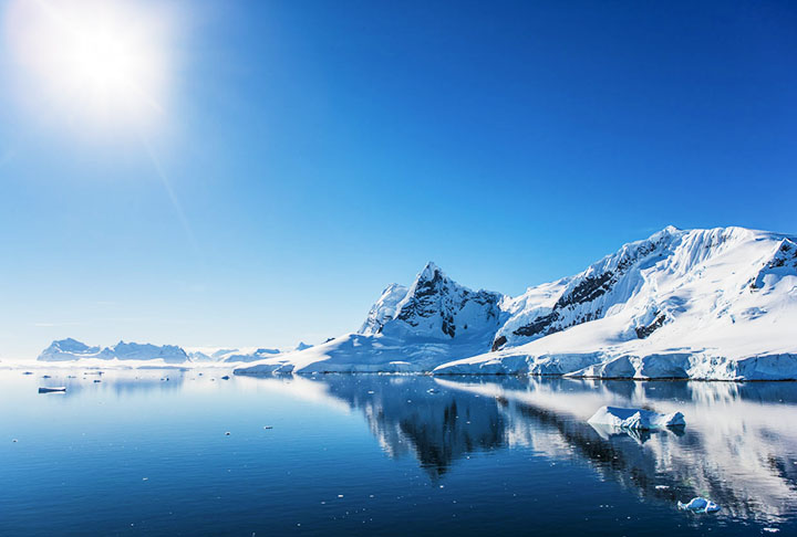 Desertos como o Saara e a Antártica possuem poucas nuvens devido à baixa umidade e a padrões atmosféricos que dificultam a formação de precipitação. O ar seco impede a condensação necessária para gerar nuvens visíveis