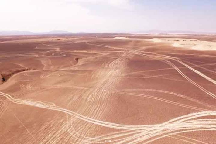 Site: El Pegote, setor San Salvador, região de Antofagasta. Período: Período de Formação (c. 3500 AP- 1600 AP).Essas imagens que sobreviveram no deserto por milênios, no presente estão sendo gravemente afetadas pelas pegadas do extrativismo, ameaçando sua própria existência Futura.- Geoglifos milenares - Instagram @fundacion_desierto_atacama