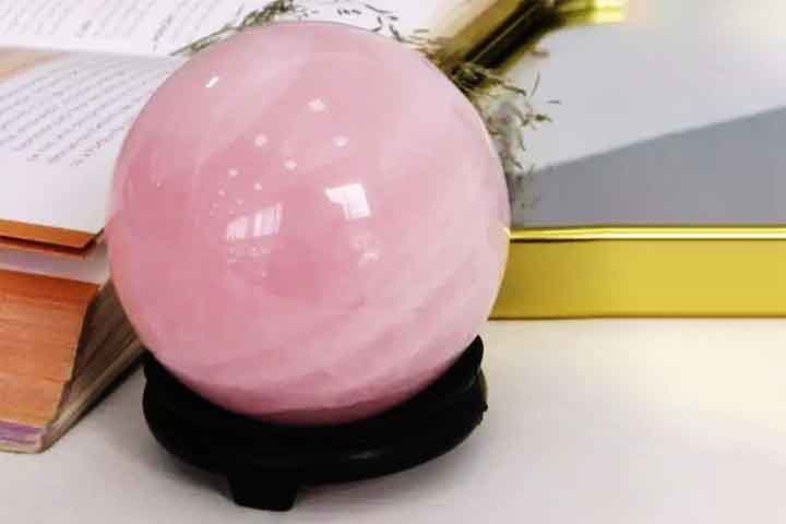 Quartzo Rosa - Resulta em bolas de cristal com uma coloraÃ§Ã£o suave e rosada. Ligado ao amor, Ã  compaixÃ£o e Ã  cura emocional.
Uso EsotÃ©rico: Rituais de cura emocional, meditaÃ§Ãµes focadas em amor-prÃ³prio e relacionamentos.