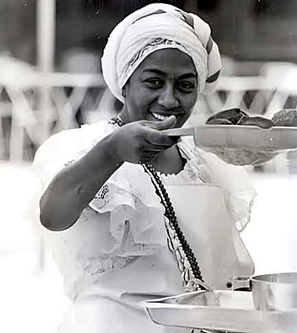 O negócio surgiu com Maria do Carmo Vargas, mãe de Camila, que em 1989 deixou Salvador e se mudou para Curitiba. Por lá, fundou o Pedacinho da Bahia, uma barraca de comida baiana, com foco no tradicional acarajé, ligado à cultura religiosa afro-brasileira, sendo uma oferenda ao orixá Oyá.