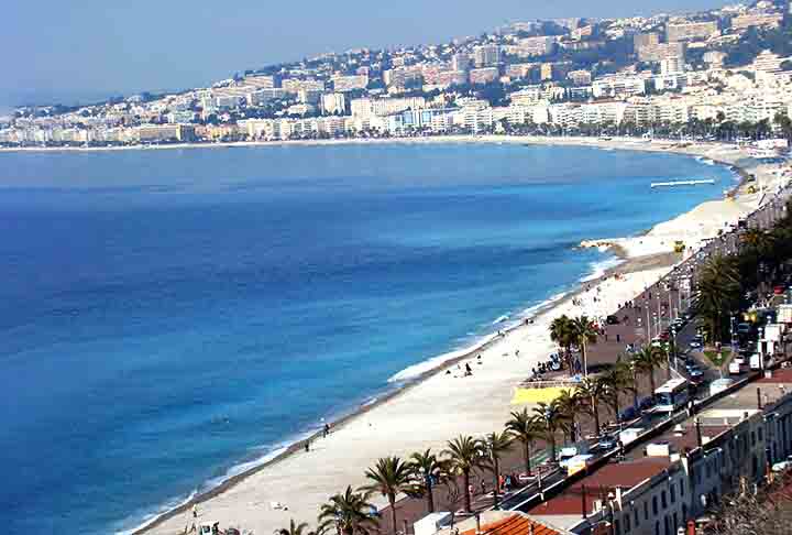 BaÃ­a de Angels, FranÃ§a: Um dos destinos turÃ­sticos mais populares da Riviera Francesa, a baÃ­a de Angels Ã© conhecida por suas praias de areia branca, Ã¡guas limpas e vida noturna agitada.