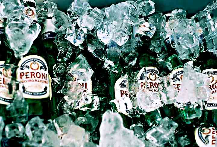 Peroni Nastro Azzurro: Uma lager italiana, bastante popular em bares e restaurantes ingleses, especialmente em eventos e encontros sociais.
