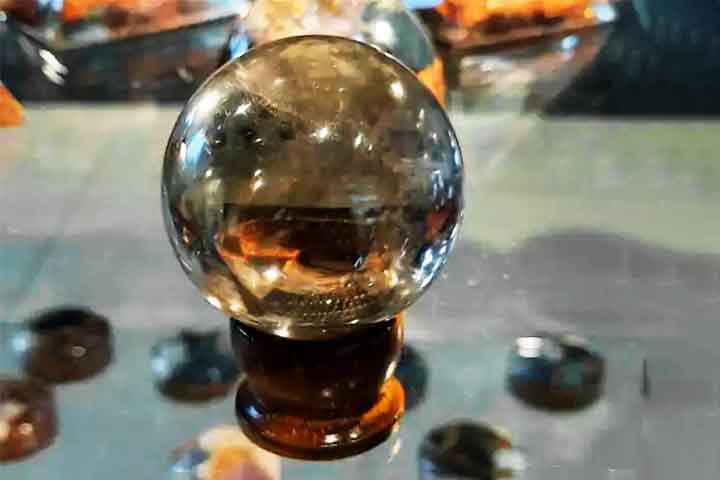 Cristal de Quartzo Fumê
Descrição: Bolas feitas de quartzo variam de translúcido a opaco, com tonalidades cinza ou marrons. Esse material é associado à dissipação de energias negativas.
Uso Esotérico: Práticas de proteção espiritual e equilíbrio energético. - Divulgação