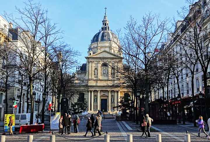 UNIVERSIDADE DE PARIS (SORBONNE) (Paris, França) – 1150 - Centro de aprendizado medieval, é famosa por sua Faculdade de Teologia. A "Sorbonne" se tornou sinônimo de educação de excelência na França.
