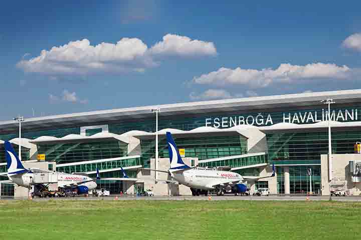 A cidade também é um centro de transporte crucial, servindo como ponto de conexão entre diferentes regiões do país, facilitado por uma extensa rede de rodovias, ferrovias e o Aeroporto Internacional de Esenbo?a.