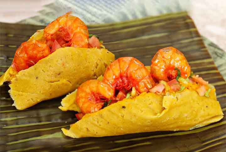 Abará é um bolinho de feijão-fradinho moído cozido em banho-maria embrulhado em folha de bananeira. É um prato típico da culinária africana e da cozinha baiana. Também faz parte da rituais do candomblé.