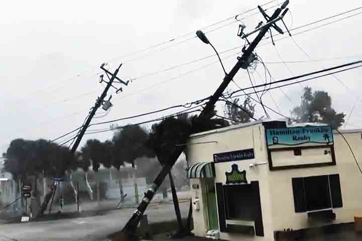 Cerca de 3 milhões de pessoas ficaram sem energia elétrica. Dezesseis pessoas morreram por causa da passagem do furacão. 