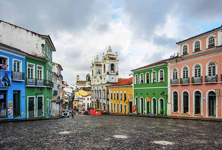 O Pelourinho é um labirinto de ruas de paralelepípedos, praças grandes e prédios coloridos. A arquitetura do bairro é uma mistura de estilos, incluindo barroco, colonial e neoclássico. -Flickr CuchoGOL