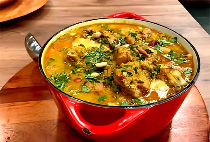 Xinxim é prato da culinária baiana que consiste em algum tipo de carne temperada com sal, alho e cebola ralados e refogada em azeite de dendê com camarão seco, amendoim e castanha de caju.