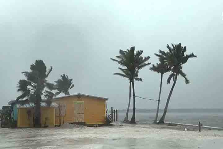 Embora tenha perdido intensidade, o furacão atingiu a costa da Flórida na noite de quarta-feira (9/10/2024)  e provocou inundações em diversas cidades, deixando um rastro de destruição.