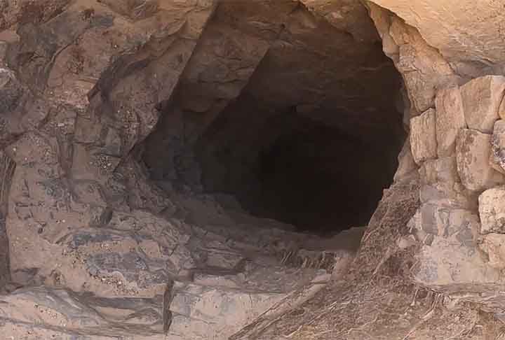 Ele é um antigo distrito de mineração de prata, que ficava localizado a 30 km ao sul de Vallenar. Uma investigação de Ignacio Domeyko chegou à conclusão de que havia 150 minas individuais ativas no distrito de Água Amarga em 1822. Calera, Colorada e Aris eram as mais produtivas do local.