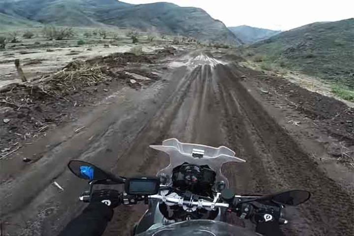 Motos e veículos nos geofitos do Deserto do Atacama - Geoglifos milenares - Reprodução de Youtube