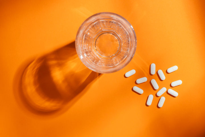 Esses tratamentos incluem: medicamentos anti-inflamatórios e imunossupressores; corticoides; e modificações na dieta.-freepik 