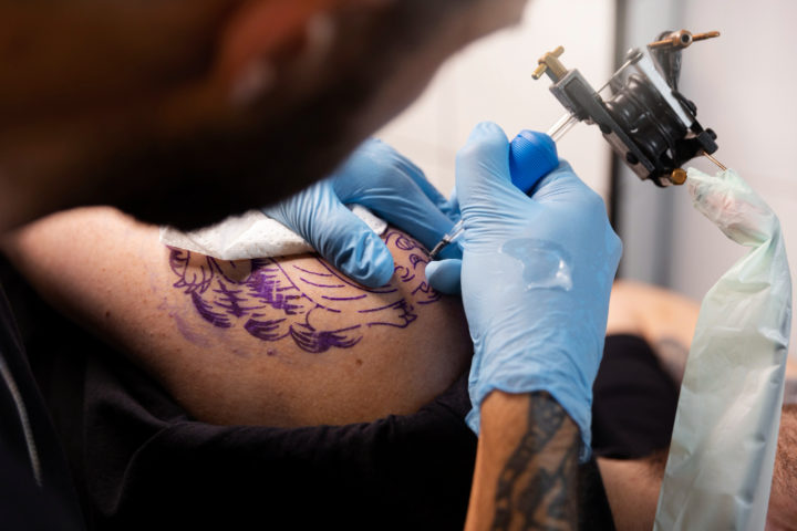 A partir do século 18, os marinheiros europeus começaram a se tatuar em suas viagens, adotando desenhos que representavam seus feitos e lugares visitados. Essa prática popularizou a tatuagem no Ocidente.