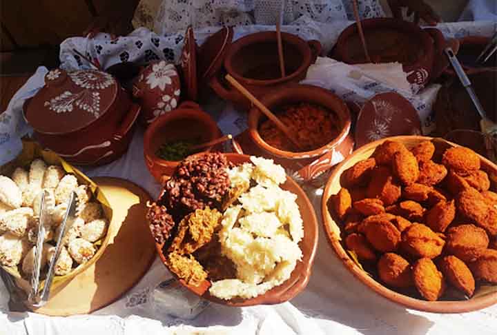 O Bobó de camarão é servido acompanhado de arroz branco, mas também pode ser servido com pirão. Assim, o prato faz enorme sucesso na culinária baiana, uma das mais queridas do Brasil. 