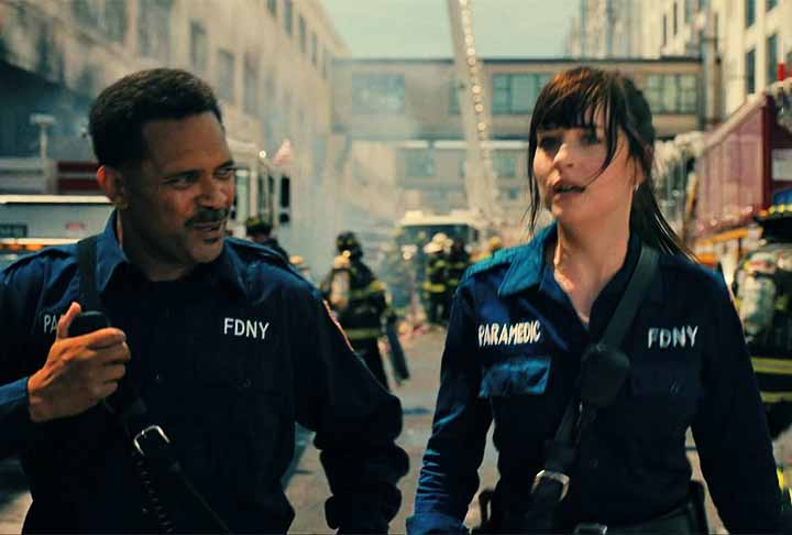 Dakota Johnson ganhou mais notoriedade quando interpretou o papel de Anastasia Steele, no filme baseado no romance erótico "Cinquenta Tons de Cinza" (2015). 