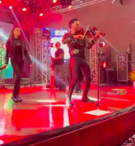 Músico interrompe show para atender ligação da mãe e viraliza - Simão Wolf