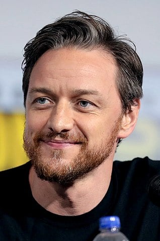 James McAvoy (21/04/1979) é famoso por seu papel como Professor X em "X-Men" e por sua atuação aclamada em "Fragmentado" (2016) e "O Procurado" (2008). Ele é amplamente respeitado por sua habilidade de interpretar papéis complexos e transformadores.