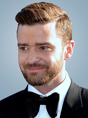 Justin Timberlake (31/01/1981) começou sua carreira na banda N'Sync e fez transição para o cinema com sucesso em A Rede Social (2010). Famoso por sua versatilidade, estrelou "Amizade Colorida" (2011) e "Trolls" (2016). Além de ator, é vencedor de múltiplos prêmios Grammy, consolidando-se como um ícone da música e do cinema.