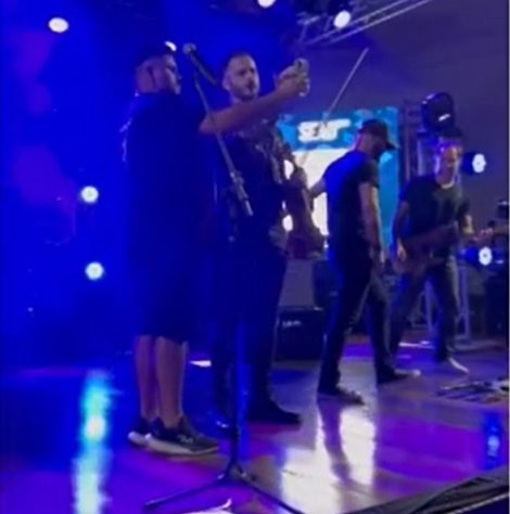 Músico interrompe show para atender ligação da mãe e viraliza - Simão Wolf