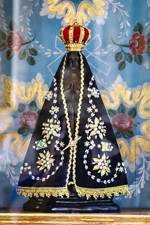 Outro feriadão ocorrerá em 12 de outubro, também numa segunda-feira. A data celebra Nossa Senhora Aparecida, padroeira do Brasil, além de coincidir com o Dia das Crianças, movimentando viagens, turismo e eventos familiares em várias cidades.