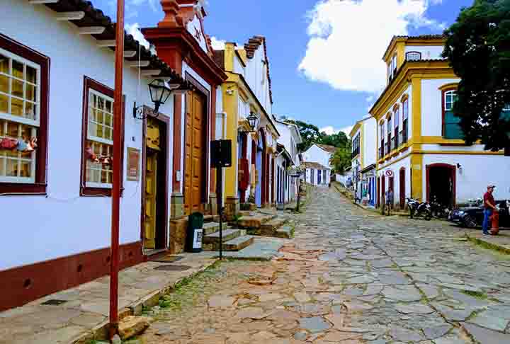 Tiradentes foi uma cidade importante durante o ciclo do ouro. O declÃ­nio da mineraÃ§Ã£o ajudou a manter sua arquitetura intacta, que hoje atrai turistas interessados no patrimÃŽnio colonial.