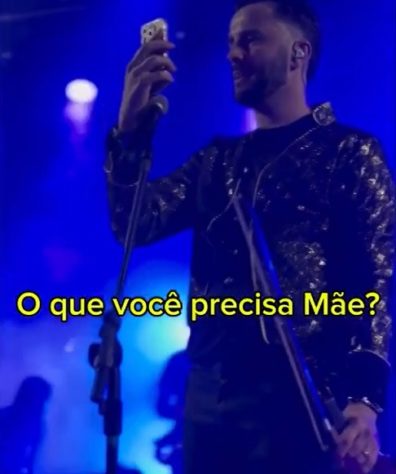 Músico interrompe show para atender ligação da mãe e viraliza