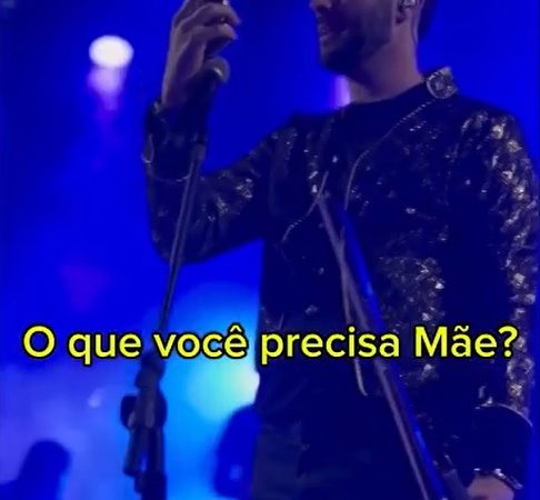 Pra quem não viu: músico viraliza ao atender telefonema da mãe no meio do show