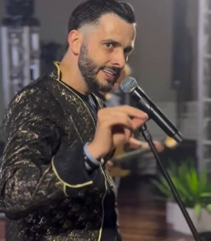 Músico interrompe show para atender ligação da mãe e viraliza