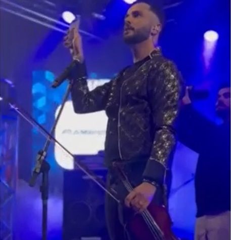 Músico interrompe show para atender ligação da mãe e viraliza