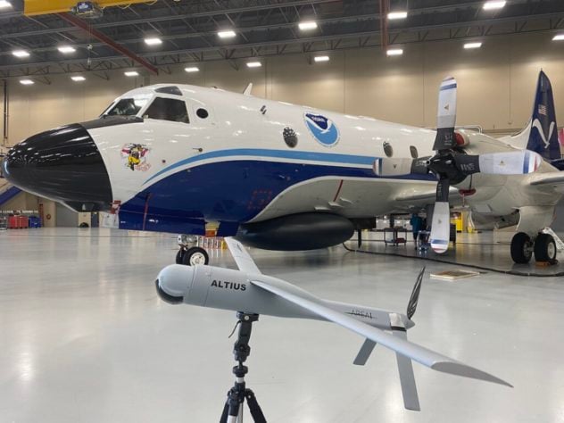 Miss Piggy - avião utilizado por pesquisadores da NOAA